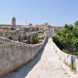 E si dirige poi verso nord-ovest per incrociare, nei pressi del centro storico di Gravina in Puglia, la via Appia che congiungeva Roma a Taranto e Brindisi fin dal III-II secolo a.C. 